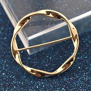 This product is a versatile pearl-inlaid metal brooch ring designed to be used as a scarf clip, a t-shirt hem fastener, or a waist adjustment buckle for clothing.