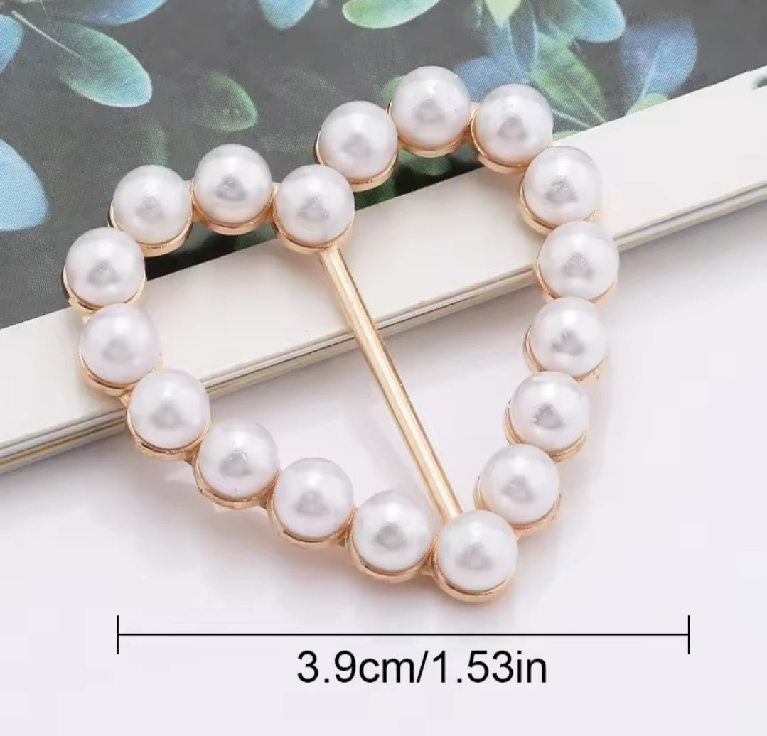 This product is a versatile pearl-inlaid metal brooch ring designed to be used as a scarf clip, a t-shirt hem fastener, or a waist adjustment buckle for clothing.