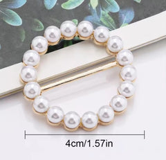 This product is a versatile pearl-inlaid metal brooch ring designed to be used as a scarf clip, a t-shirt hem fastener, or a waist adjustment buckle for clothing.