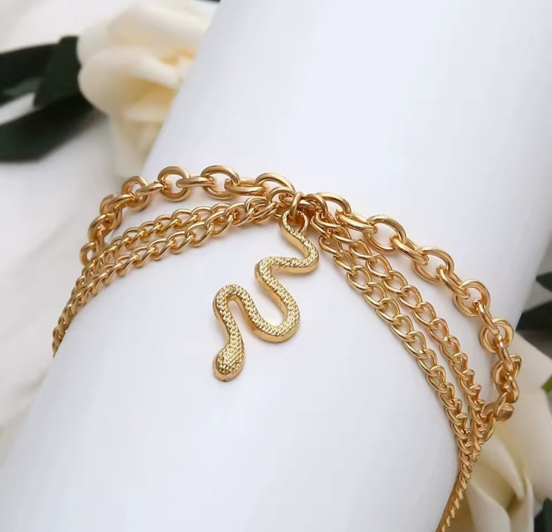 This boho multi-layer snake anklet is a versatile accessory made of golden alloy.